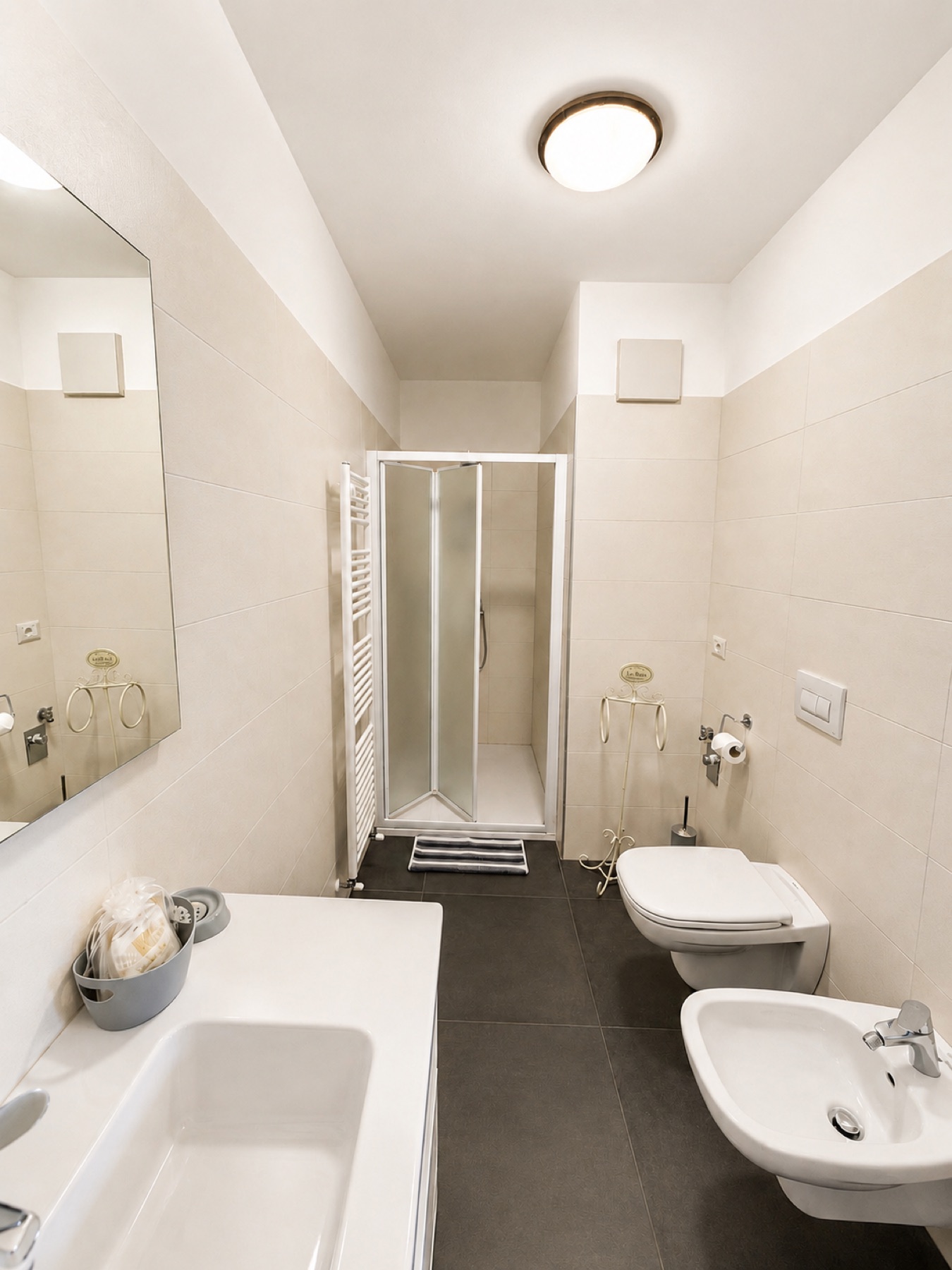 Bagno completo con doccia, bidet e lavandino