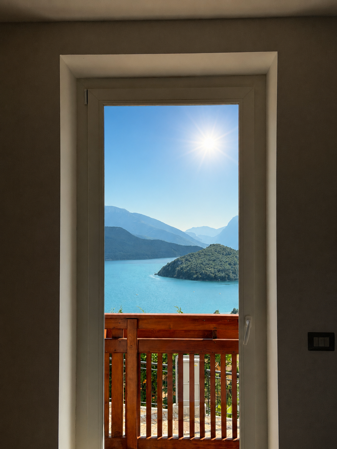 Vista sul Lago di Molveno dalla portafinestra di Calipso