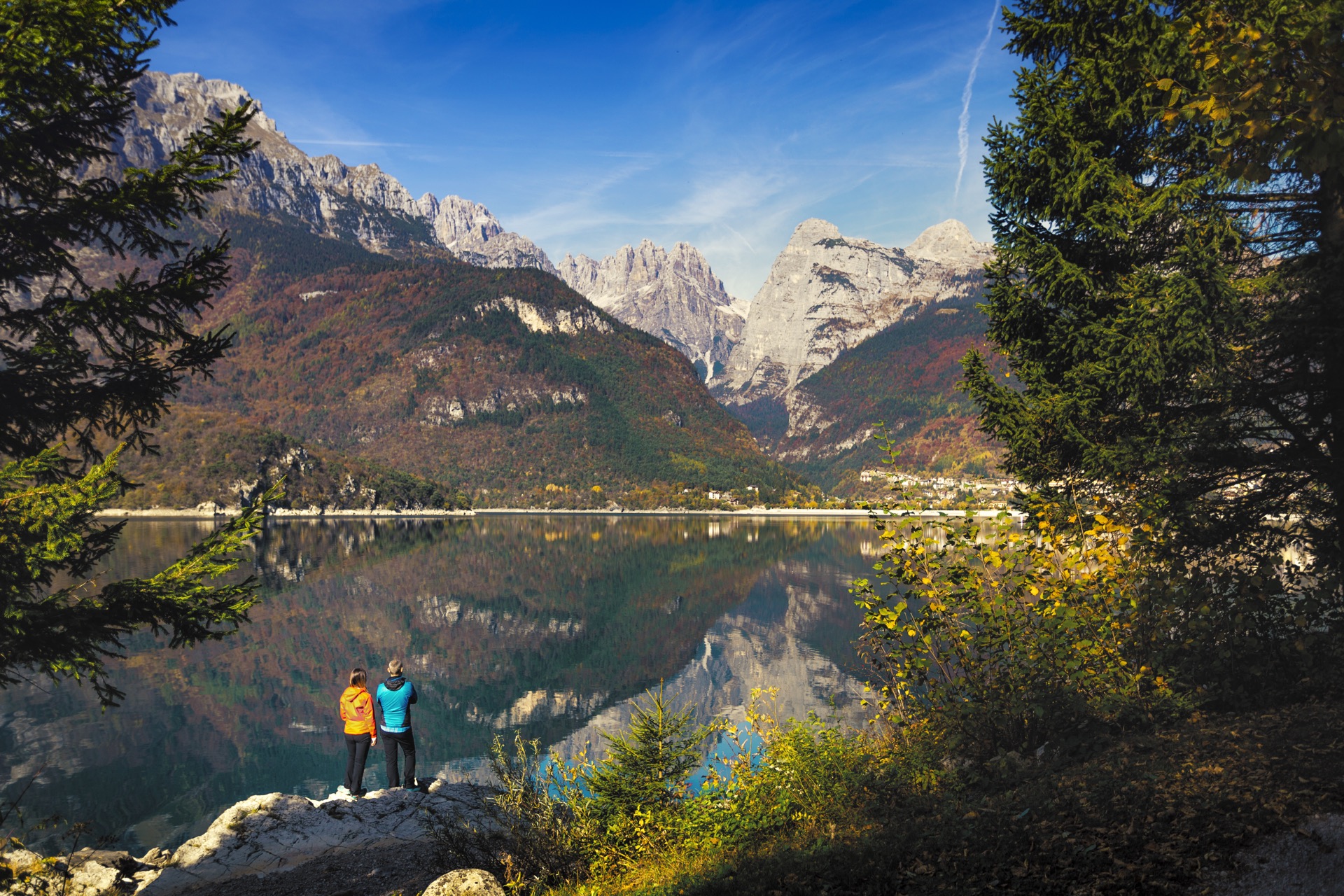 Die Landschaft der Paganella in Herbstfarben