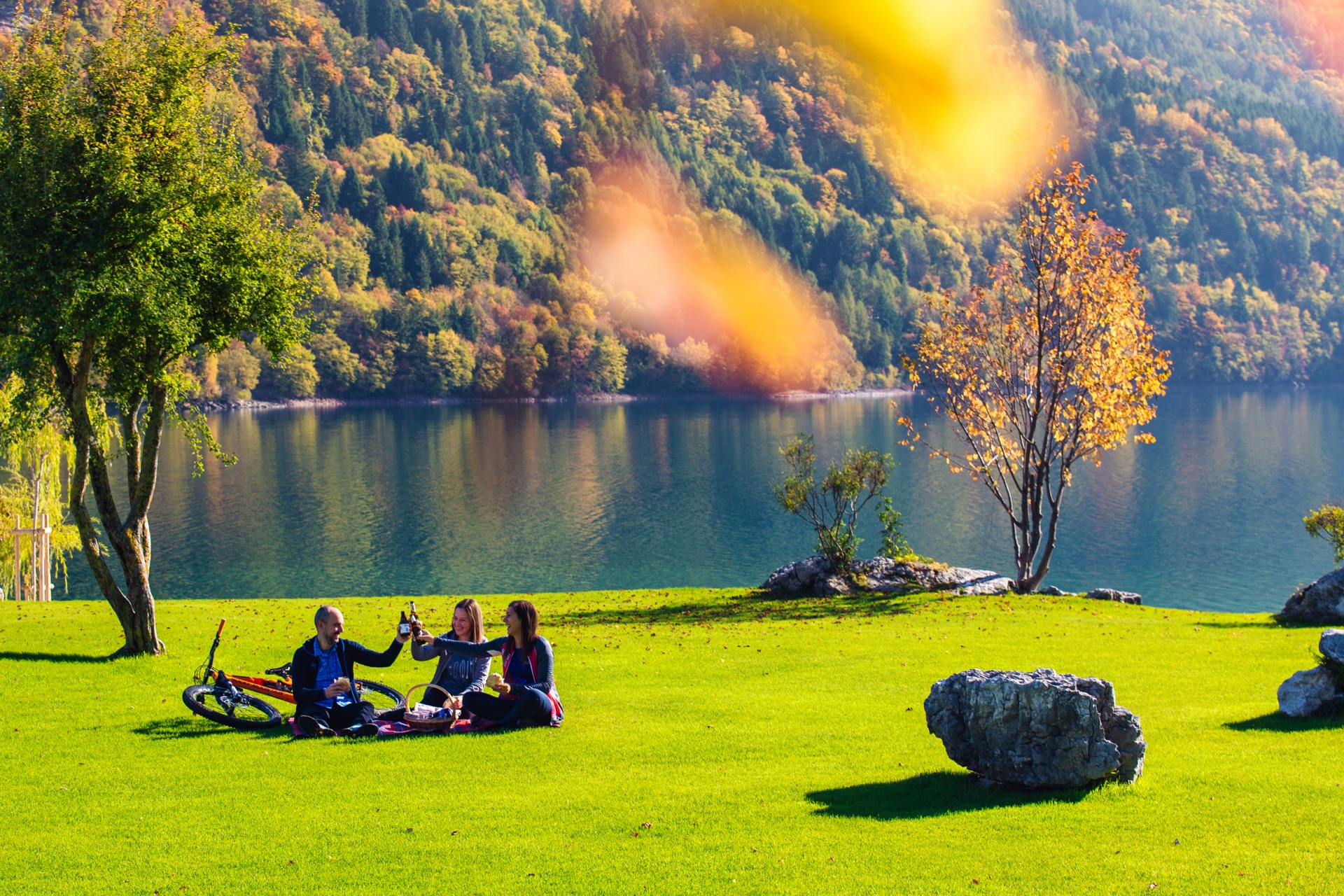 Ein Tag im Freien zwischen Wiesen, Wald und See